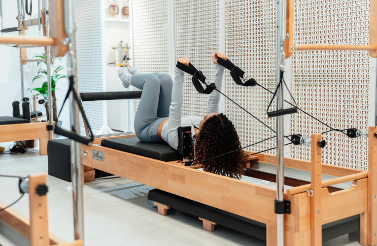 Le Pilates Reformer permet d’optimiser les bienfaits des exercices de Pilates pour la santé. ( crédit photo : Pexels )