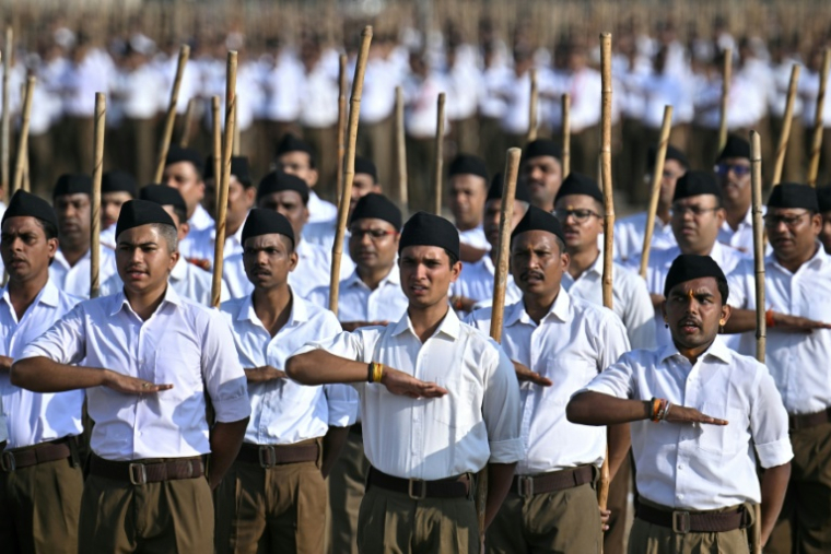 Des membres du "Rashtriya Swayamsevak Sangh" (RSS) lors des célébrations du centième anniversaire de l'organisation ultranationaliste hindoue à Nagpur, dans le centre de l'Inde, le 2 octobre 2025 ( AFP / Idrees MOHAMMED )