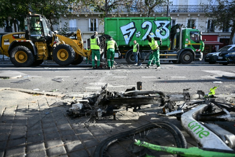 Des employés municipaux nettoient les rues de Paris, au lendemain d'une manifestation contre la vie chère, le 18 octobre 2026 ( AFP / Matthieu RONDEL )