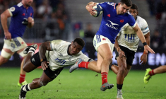 L'arrière du XV de France Thomas Ramos (D) échappe au plaquage du Fidjien Josua Tuisova lors du match international remporté par les Bleus (34-21), le 15 novembre 2025 à Bordeaux ( AFP / ROMAIN PERROCHEAU )