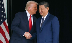 Donald Trump et son homogue chinois Xi Jinping à la base aérienne de Gimhae (Corée du Sud), le 30 octobre 2025.  ( AFP / ANDREW CABALLERO-REYNOLDS )