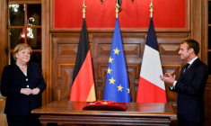 "TU AS GARDÉ L'EUROPE UNIE", DIT MACRON À MERKEL DANS UN DERNIER HOMMAGE