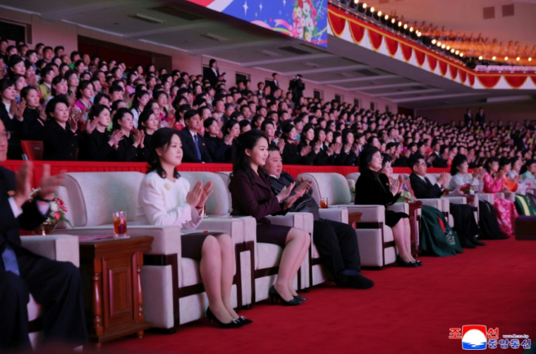 Photo prise le 8 mars 2026 et publiée par l'agence nord-coréenne KCNA le 9 mars 2026, montrant le dirigeant nord-coréen Kim Jong Un (3e g), sa femme Ri Sol Ju (g) et sa fille Kim Ju Ae (2e g), assistant à un événement au Gymnasium de Pyongyang ( KCNA VIA KNS / STR )