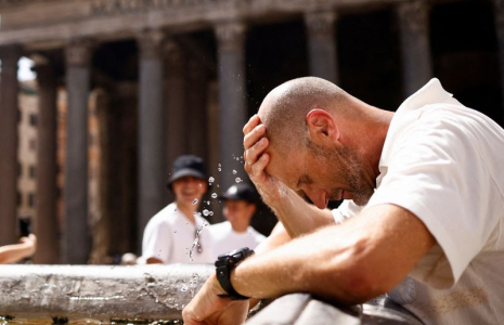 Un ressortissant canadien se rafraîchit à une fontaine près du Panthéon, à Rome, en Italie
