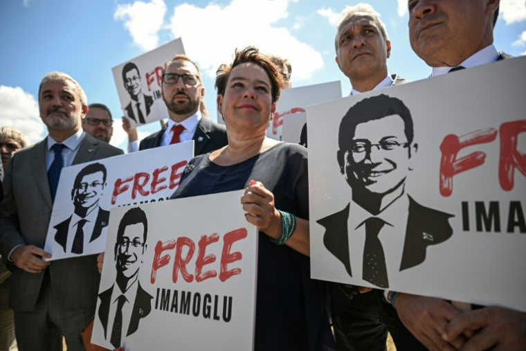 Des maires de villes européennes rassemblés pour demander la libération du maire d'Istanbul emprisonné, Ekrem Imamoglu, le 28 août 2025 près de la prison de Siliviri, à l'ouest d'Istanbul   ( AFP / Ozan KOSE )