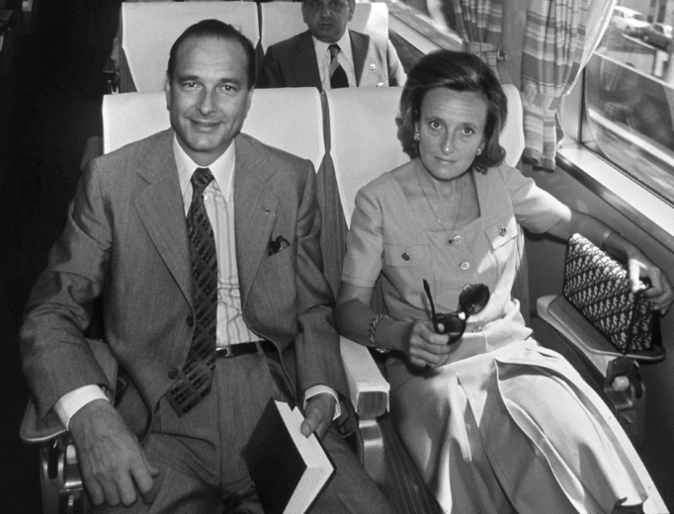 Jacques Chirac (G) et son épouse Bernadette dans un train entre Tokyo et Osaka, le 2 août 1976 ( AFP / - )