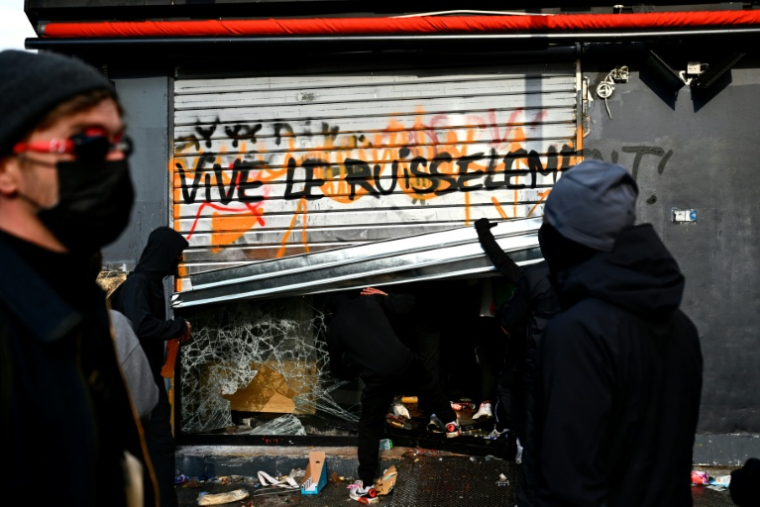 Pillage d'une enseigne Franprix, avec un tag "Vive le ruissellement" sur son rideau métallique, le 17 octobre 2026 à Paris  ( AFP / Guillaume Saligot )