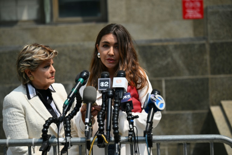 Miriam Haley, l'une des accusatrices d'Harvey Weinstein, s'exprime après le verdict prononcé à la cour pénale de Manhattan, le 11 juin 2025 à New York ( POOL / ANGELA WEISS )