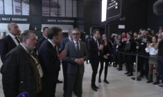 Emmanuel Macron déambule au salon dédie au vin "Wine Paris"