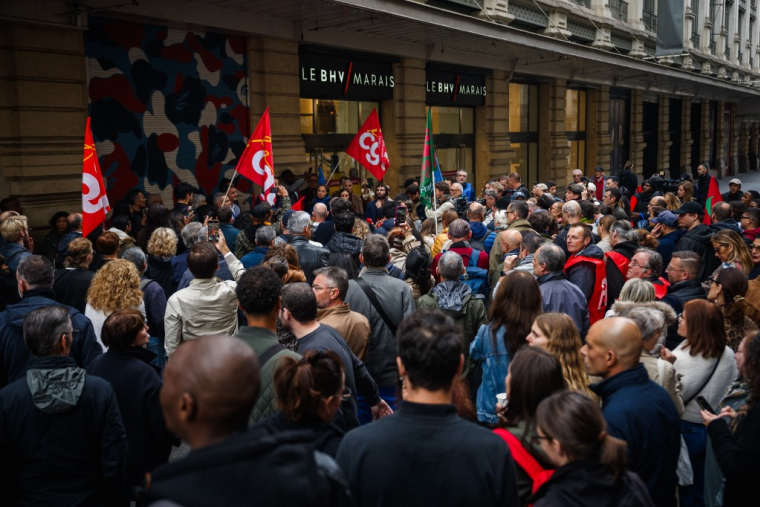 Des manifestants devant le BHV, à Paris, le 10 octobre 2025. ( AFP / DIMITAR DILKOFF )