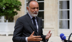 L'ancien Premier ministre Edouard Philippe parle aux journalistes après une réunion au Palais de l'Elysée