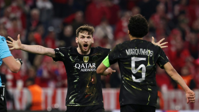 L'attaquant du PSG Khvicha Kvaratskhelia (G) face au capitaine Marquinhos lors de la qualification pour la finale de la Ligue des champions aux dépens du Bayern Munich, le 6 mai 2026 à l'Allianz Arena ( AFP / FRANCK FIFE )
