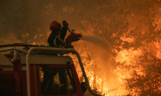 Photographie prise le 24 juillet 2026 par le caporal-chef Damien Rembert du SDIS33 montrant des pompiers luttant contre le feu près de Saumos et de Sainte-Hélène, au nord-ouest de Bordeaux ( SDIS33 - Caporal-chef Damien Rembert / Handout )