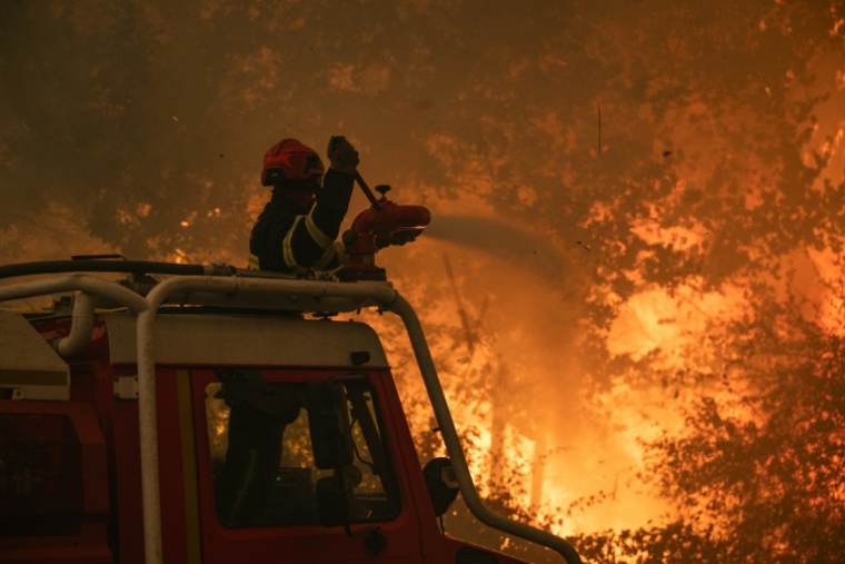 Photographie prise le 24 juillet 2026 par le caporal-chef Damien Rembert du SDIS33 montrant des pompiers luttant contre le feu près de Saumos et de Sainte-Hélène, au nord-ouest de Bordeaux ( SDIS33 - Caporal-chef Damien Rembert / Handout )