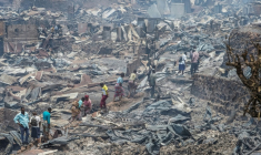 Des habitants au milieu des décombres après un incendie qui a ravagé une école à Bukavu, le 10 septembre 2026 en RDC ( AFP / Joseph Amani Alimasi )
