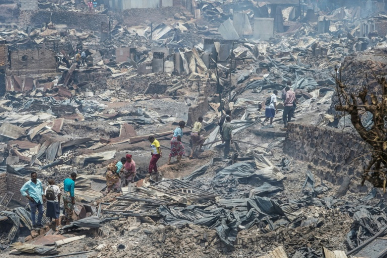 Des habitants au milieu des décombres après un incendie qui a ravagé une école à Bukavu, le 10 septembre 2026 en RDC ( AFP / Joseph Amani Alimasi )