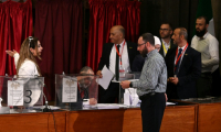 Un membre des comités locaux syriens vote lors du processus de sélection pour désigner le premier Parlement de l'ère post-Assad à Damas, le 5 octobre 2025 en Syrie ( AFP / LOUAI BESHARA )