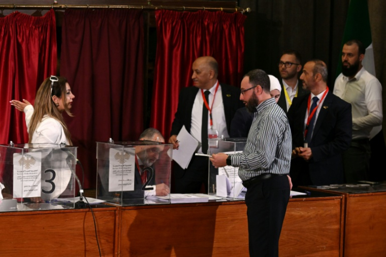 Un membre des comités locaux syriens vote lors du processus de sélection pour désigner le premier Parlement de l'ère post-Assad à Damas, le 5 octobre 2025 en Syrie ( AFP / LOUAI BESHARA )