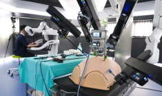 Un homme pilote le robot chirurgical baptisé "Hinotori", à l'Institut de recherche contre les cancers de l'appareil digestif (Ircad), à Strasbourg, le 7 septembre 2026 ( AFP / Sébastien BOZON )