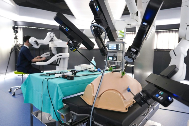 Un homme pilote le robot chirurgical baptisé "Hinotori", à l'Institut de recherche contre les cancers de l'appareil digestif (Ircad), à Strasbourg, le 7 septembre 2026 ( AFP / Sébastien BOZON )