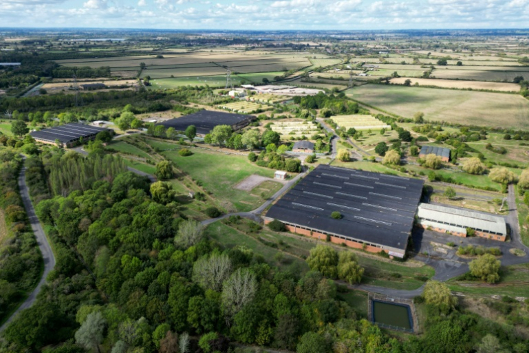 Vue aérienne prise le 15 septembre 2026 montrant une ancienne base militaire où le gouvernement a proposé d'héberger quelque 1.200 demandeurs d'asile à Bicester, près de Piddington, au nord-ouest de Londres ( AFP / JUSTIN TALLIS )