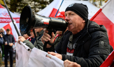 Manifestant polonais devant le QG du Tribunal constitutionnel de Varsovie, le 31 octobre 2026 ( AFP / Mladen ANTONOV )