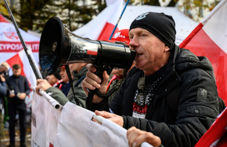 Manifestant polonais devant le QG du Tribunal constitutionnel de Varsovie, le 31 octobre 2026 ( AFP / Mladen ANTONOV )