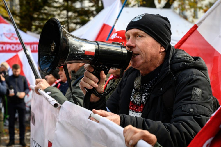Manifestant polonais devant le QG du Tribunal constitutionnel de Varsovie, le 31 octobre 2026 ( AFP / Mladen ANTONOV )