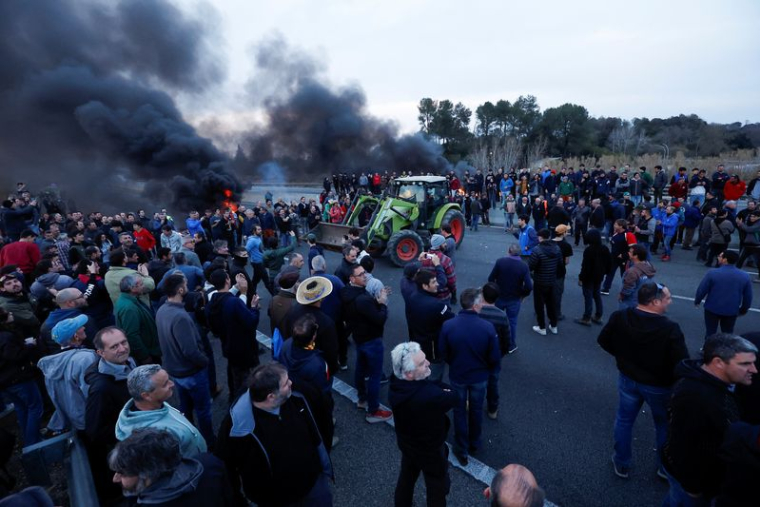 Manifestations d'agriculteurs espagnols contre la hausse des coûts et les règles écologiques, près de Gérone