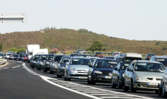 Le 15e baromètre de la conduite responsable de la Fondation Vinci autoroutes estime le temps de conduite moyen sans pause des Français à 2H48, bien au-dessus des deux heures préconisées par la Sécurité routière  ( AFP / ERIC CABANIS )