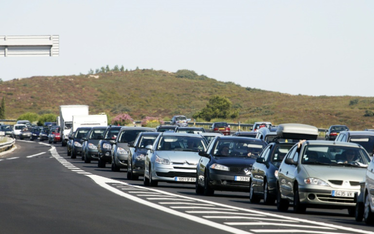 Le 15e baromètre de la conduite responsable de la Fondation Vinci autoroutes estime le temps de conduite moyen sans pause des Français à 2H48, bien au-dessus des deux heures préconisées par la Sécurité routière ( AFP / ERIC CABANIS )