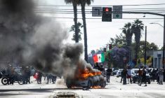 Une voiture en feu lors de manifestations contre les expulsions massives de sans-papiers, le 7 juin 2025 à Los Angeles ( AFP / RINGO CHIU )