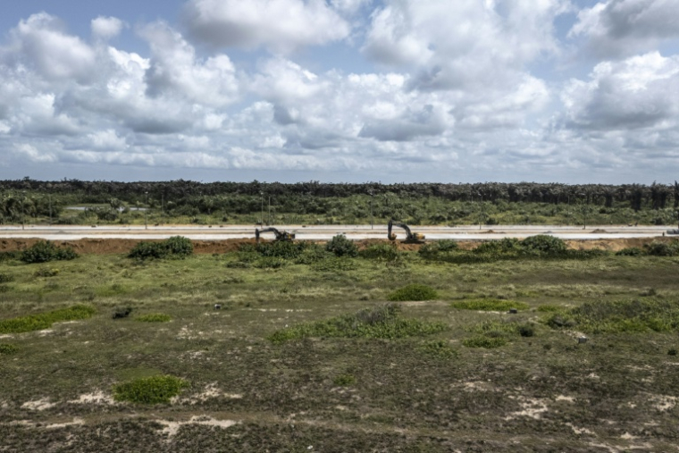 Vue aérienne montrant des pelleteuses en train de creuser le long d'un tronçon de l'autoroute côtière Lagos-Calabar, en cours de construction sur la péninsule de Lekki, dans l'État de Lagos, le 17 avril 2026. ( AFP / OLYMPIA DE MAISMONT )