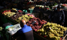 Le vendeur Georgi Simeonov attend des clients au marché de Krasno Selo, Sofia