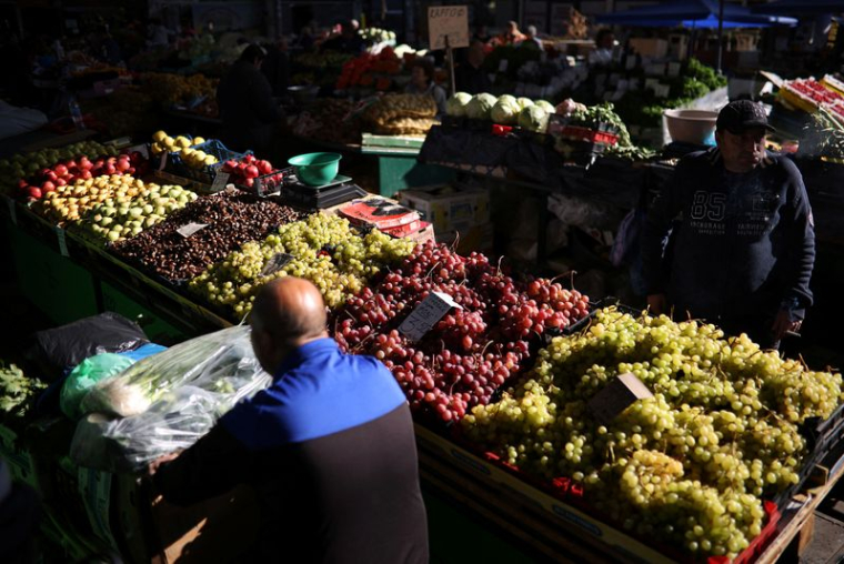 Le vendeur Georgi Simeonov attend des clients au marché de Krasno Selo, Sofia