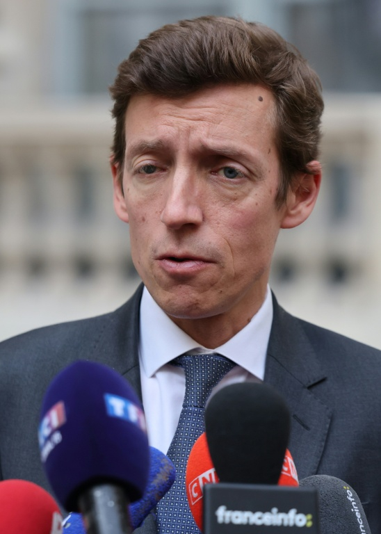 Le ministre de l'Education, Edouard Geffray, s'exprime devant la presse à l'issue d'une réunion avec des organisations lycéennes au ministère de l'Education nationale, à Paris, le 2 octobre 2026 ( AFP / Ludovic MARIN )