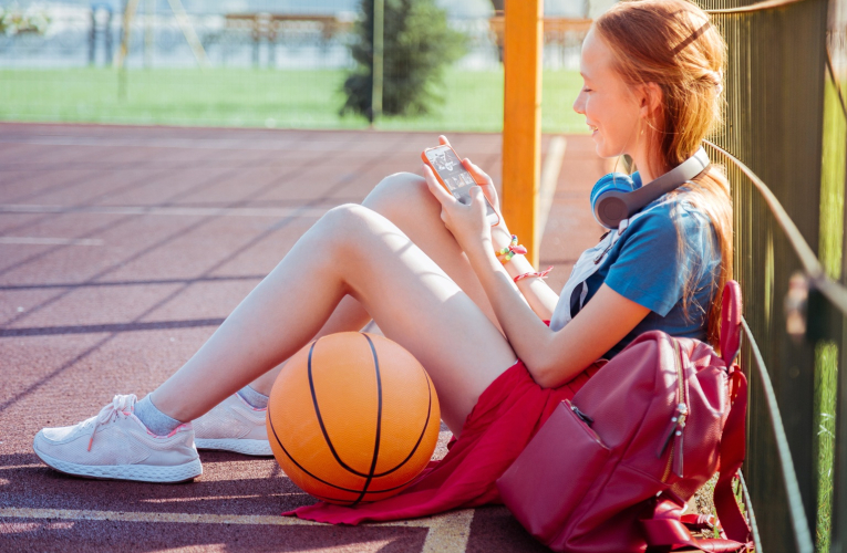 Chez les adolescents actifs, le risque de présenter des symptômes dépressifs est réduit de 20% à 30%. (crédit: Adobe Stock)