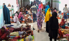 Des patients atteints de la dengue et des membres de leur famille dans un hôpital de Barguna, dans le sud du Bangladesh, le 22 juin 2025 ( AFP / Arifir RAHMAN )