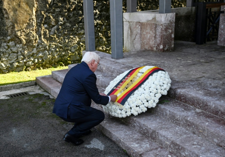 Le président allemand Frank-Walter Steinmeier dépose une gerbe de fleurs au cimetière de Guernica, lors d'une cérémonie en hommage aux victimes du bombardement de 1937, le 28 novembre 2025 dans le nord de l'Espagne ( AFP / ANDER GILLENEA )