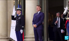 La France insoumise appelle à manifester contre le "coup de force" d'Emmanuel Macron