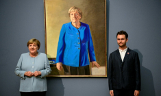 L’ancienne chancelière allemande Angela Merkel (à gauche) et l’artiste franco-allemand Jérémie Queyras (à droite) se tiennent à côté de sa peinture « Portrait de l’ancienne chancelière fédérale Angela Merkel » après son dévoilement au musée Bode à Berlin, le 30 juin 2026. ( AFP / Tobias SCHWARZ )