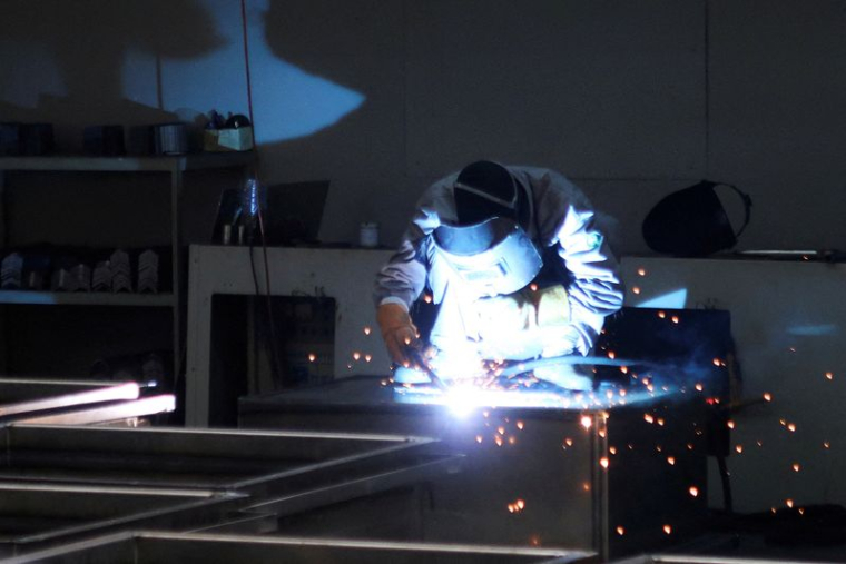 Des employés travaillent dans l'usine de filtres-presses de Jingjin à Dezhou