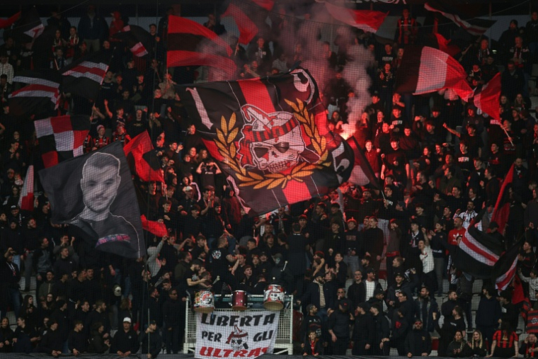 Des supporters niçois lors du match de Ligue entre l'OGC Nice et le FC Lorient au stade Allianz Riviera à Nice, le 22 février 2026 ( AFP / Valery HACHE )