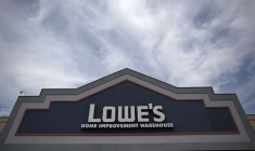 LOWE'S S'ATTEND À CE QU'UNE DEMANDE FREINÉE PAR L'INFLATION PÈSE SUR SES VENTES ANNUELLES