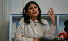 L'eurodéputée LFI Rima Hassan lors d'une conférence de presse après avoir été entendue par la police judiciaire, le 3 avril 2026 à Paris ( AFP / Blanca CRUZ )