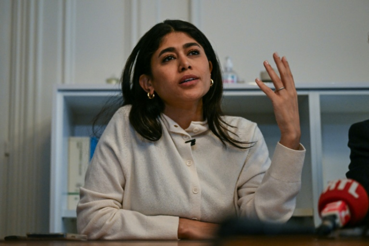 L'eurodéputée LFI Rima Hassan lors d'une conférence de presse après avoir été entendue par la police judiciaire, le 3 avril 2026 à Paris ( AFP / Blanca CRUZ )