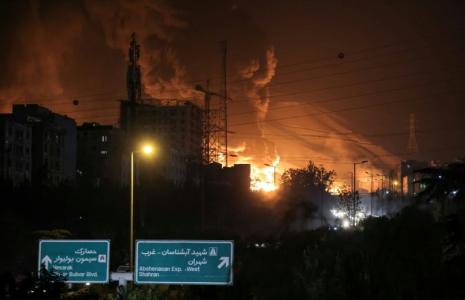 Le dépôt de carburant de Shahran, dans le nord-ouest de Téhéran, a été visé par une frappe aérienne israélienne le 15 juin 2025 ( AFP / Atta KENARE )
