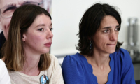 Anne-Laure Paris (d), fille de Jacques Paris, et Noémie Kohler, soeur de Cécile Kohler, lors d'une conférence de presse à Paris, le 27 juin 2025 ( AFP / Thibaud MORITZ )