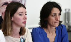 Anne-Laure Paris (d), fille de Jacques Paris, et Noémie Kohler, soeur de Cécile Kohler, lors d'une conférence de presse à Paris, le 27 juin 2025 ( AFP / Thibaud MORITZ )
