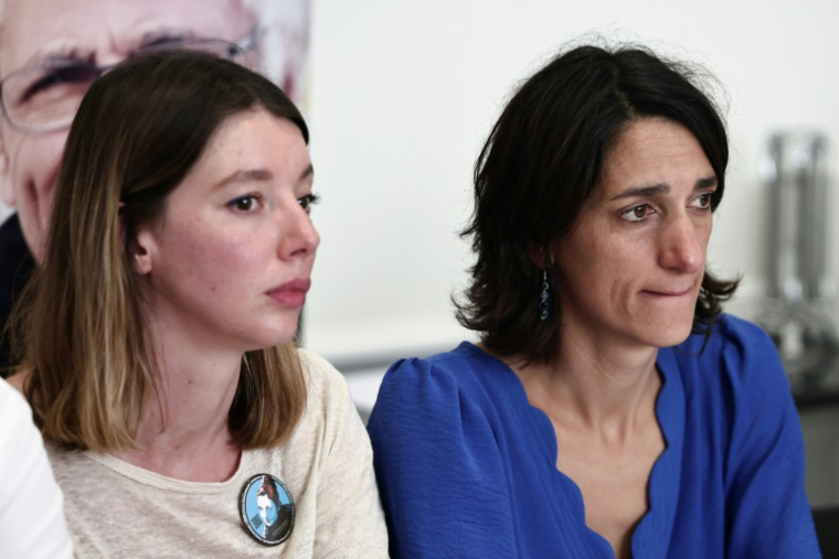 Anne-Laure Paris (d), fille de Jacques Paris, et Noémie Kohler, soeur de Cécile Kohler, lors d'une conférence de presse à Paris, le 27 juin 2025 ( AFP / Thibaud MORITZ )
